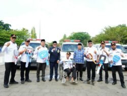 Bupati Eka Putra Serahkan 7 Ambulans untuk Nagari di Tanah Datar